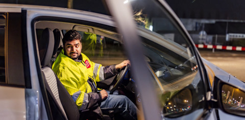 Toezichthouder in een auto van de RUD Utrecht