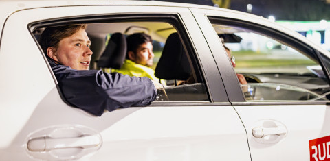 Toezichthouders in de auto